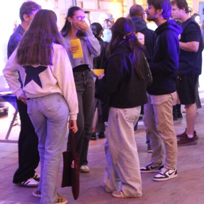 Étudiants échangeant durant la soirée d'accueil aux Halles de Chaumont