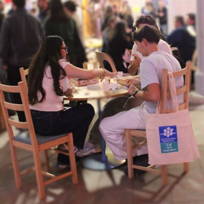 Étudiants installés autour d'une table durant la soirée d'accueil