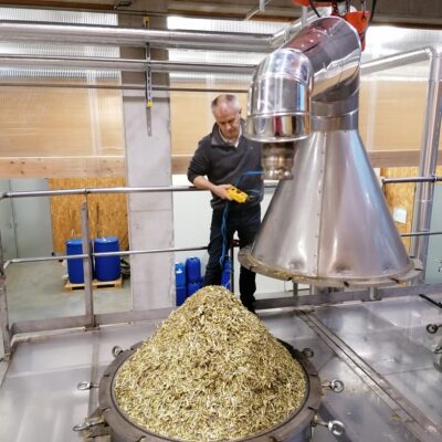 Le chargement de l'alambic à la distillerie